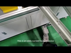 Uma unidade de corrente de redemoinho detecta duas peças de trabalho simultaneamente - discos e tubos de cobre.